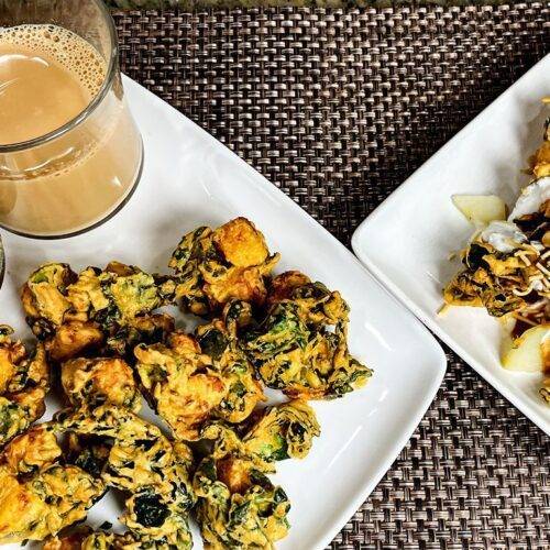 A plate of crispy Palak Paneer Pakoras served with chutney